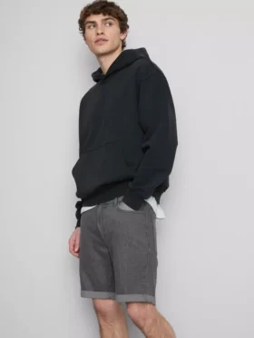 Keskikorkeat, kapeat denimshortsit