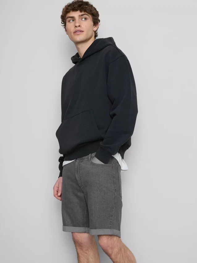 Keskikorkeat, kapeat denimshortsit