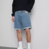 Keskikorkeat, kapeat denimshortsit