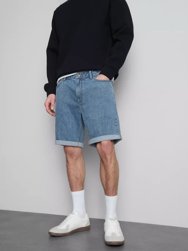 Keskikorkeat, kapeat denimshortsit