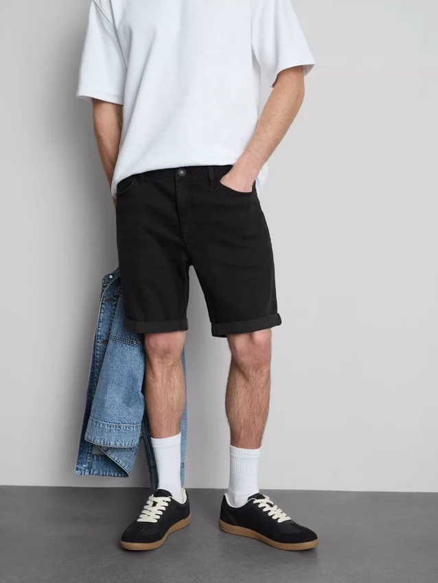 Keskikorkeat, kapeat denimshortsit