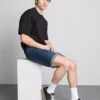 Keskikorkeat, kapeat denimshortsit