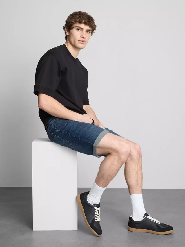 Keskikorkeat, kapeat denimshortsit