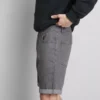 Keskikorkeat, kapeat denimshortsit