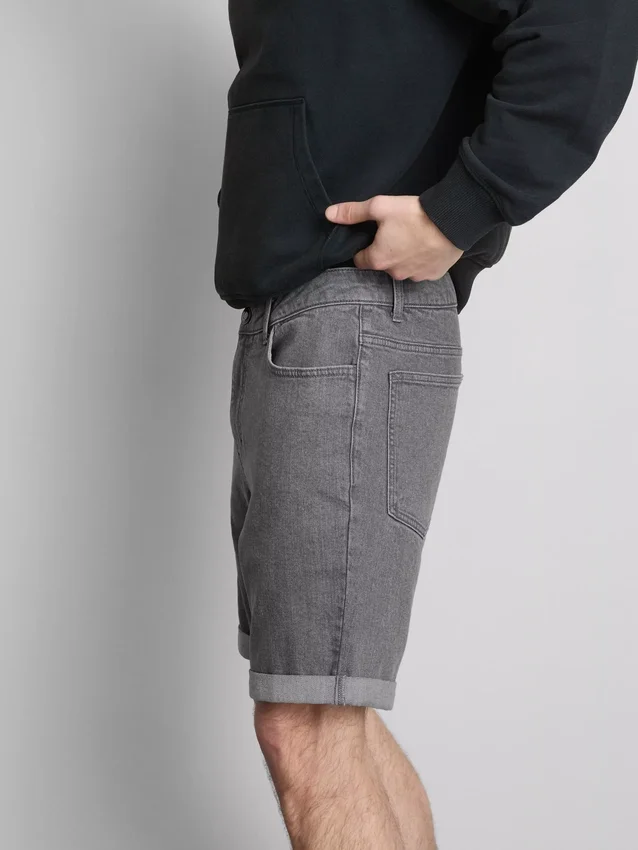 Keskikorkeat, kapeat denimshortsit