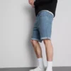 Keskikorkeat, kapeat denimshortsit