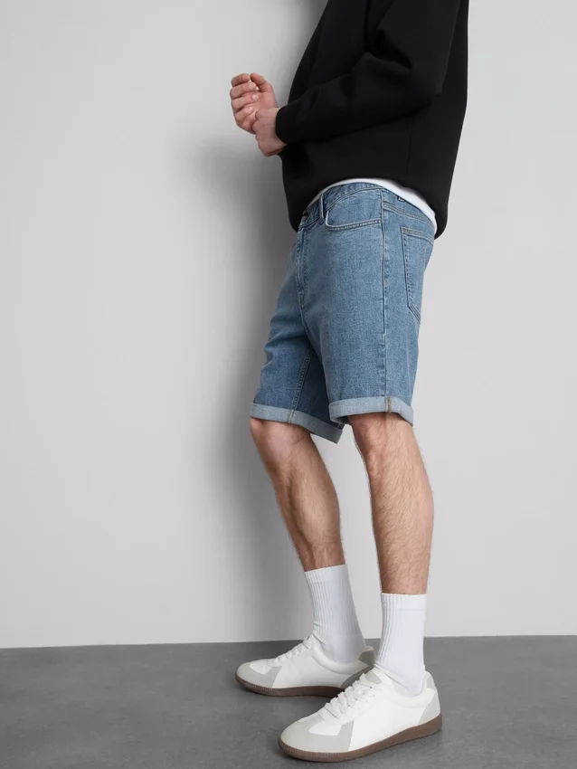 Keskikorkeat, kapeat denimshortsit