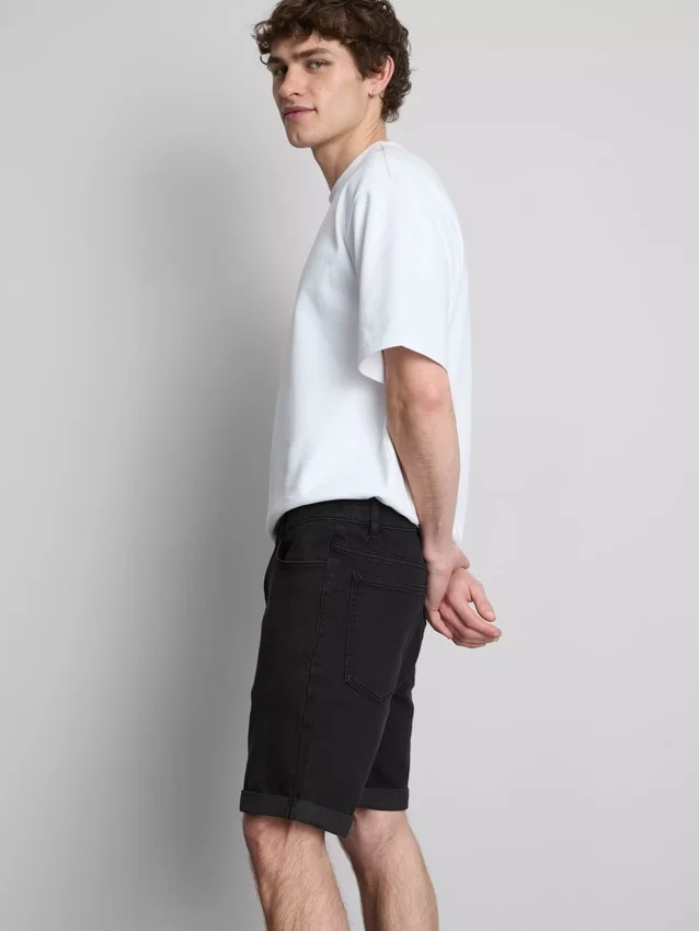 Keskikorkeat, kapeat denimshortsit
