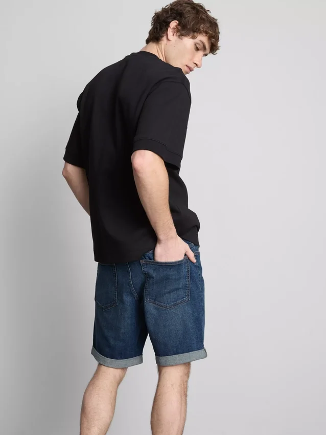 Keskikorkeat, kapeat denimshortsit