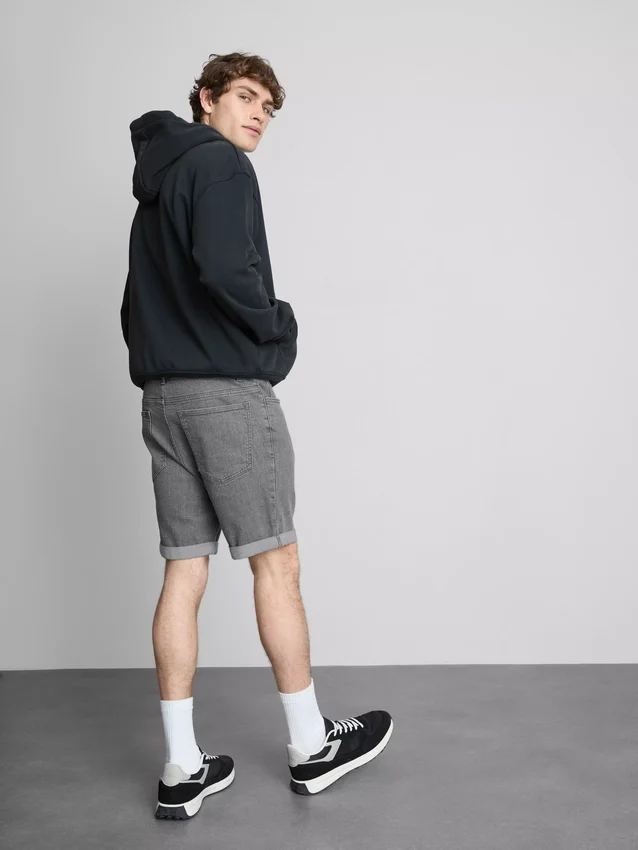 Keskikorkeat, kapeat denimshortsit
