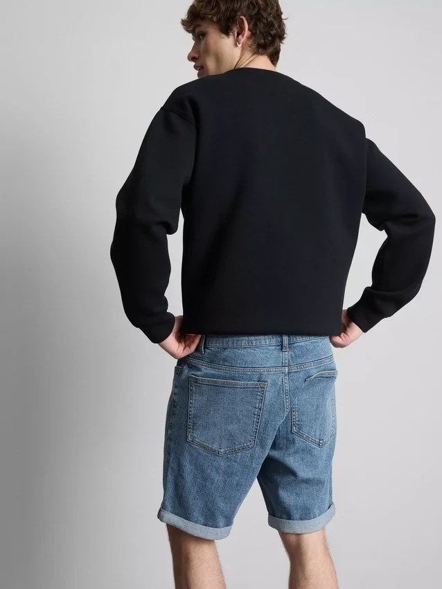 Keskikorkeat, kapeat denimshortsit