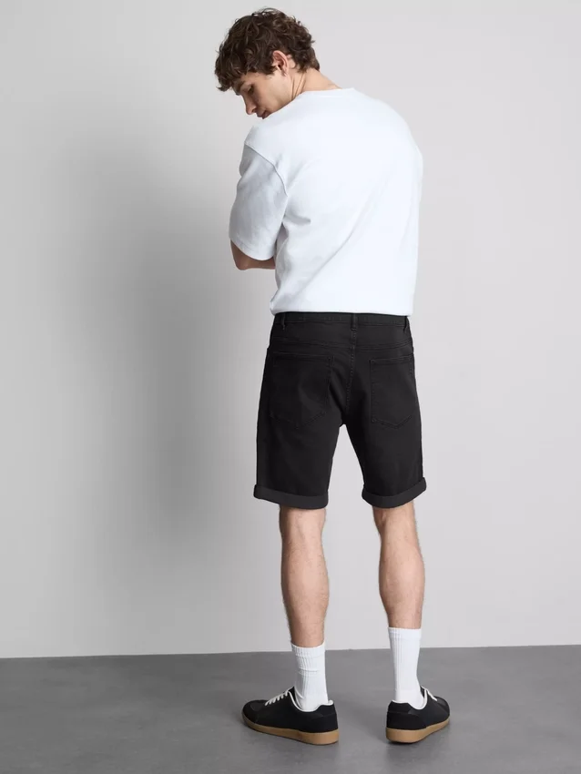 Keskikorkeat, kapeat denimshortsit