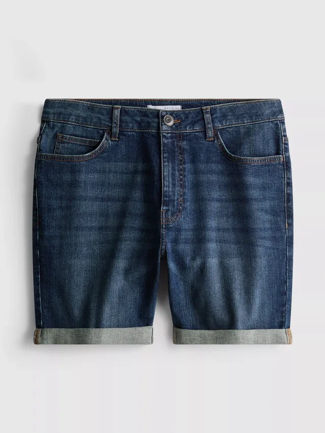 Keskikorkeat, kapeat denimshortsit