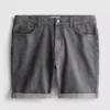 Keskikorkeat, kapeat denimshortsit