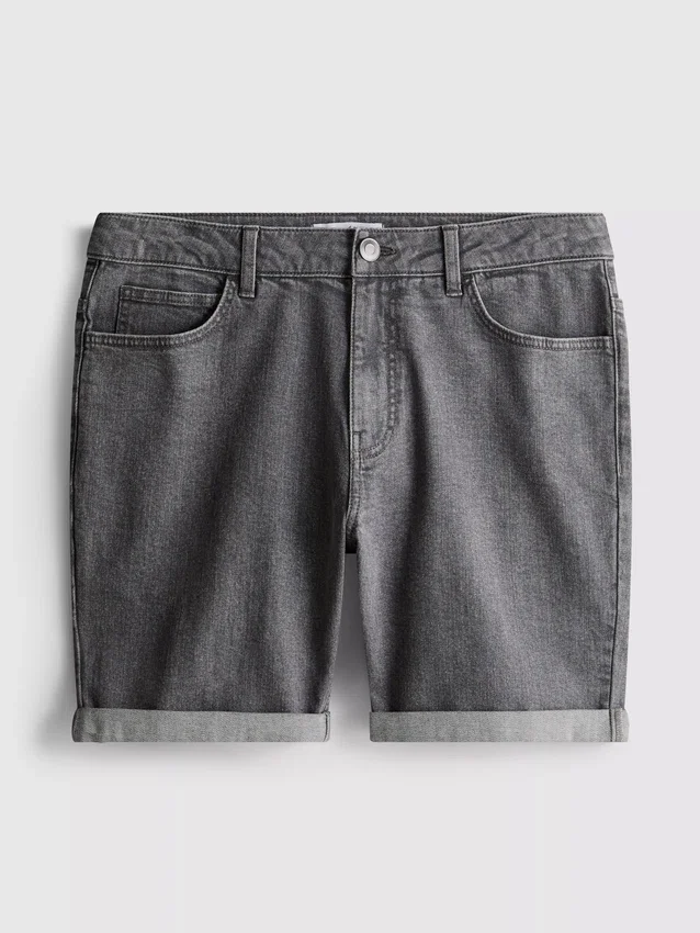Keskikorkeat, kapeat denimshortsit