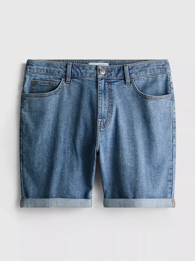 Keskikorkeat, kapeat denimshortsit