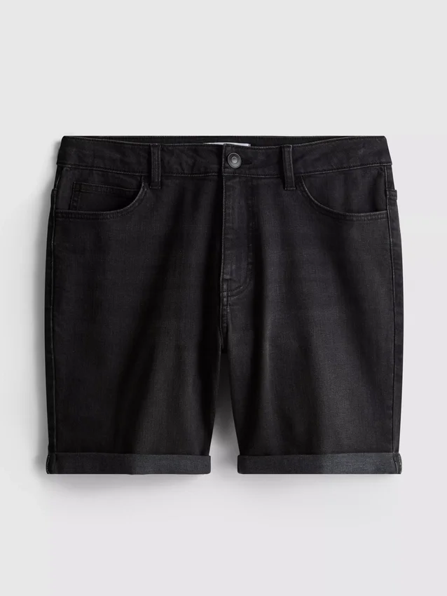 Keskikorkeat, kapeat denimshortsit