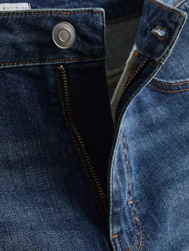 Keskikorkeat, kapeat denimshortsit