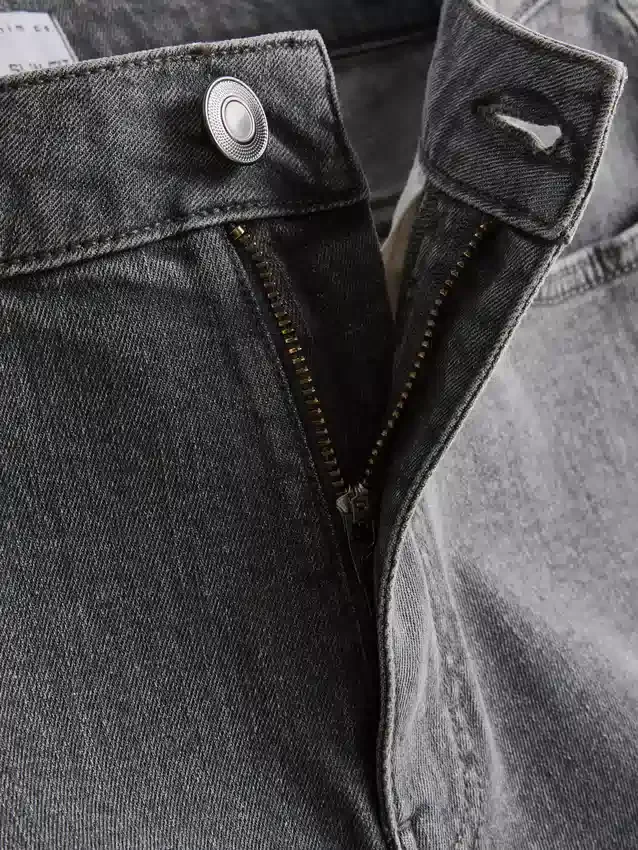 Keskikorkeat, kapeat denimshortsit