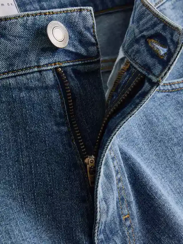 Keskikorkeat, kapeat denimshortsit