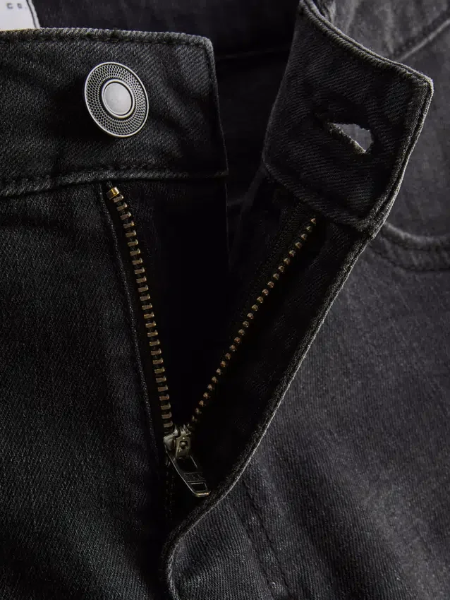 Keskikorkeat, kapeat denimshortsit