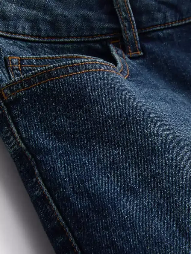 Keskikorkeat, kapeat denimshortsit