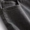 Keskikorkeat, kapeat denimshortsit