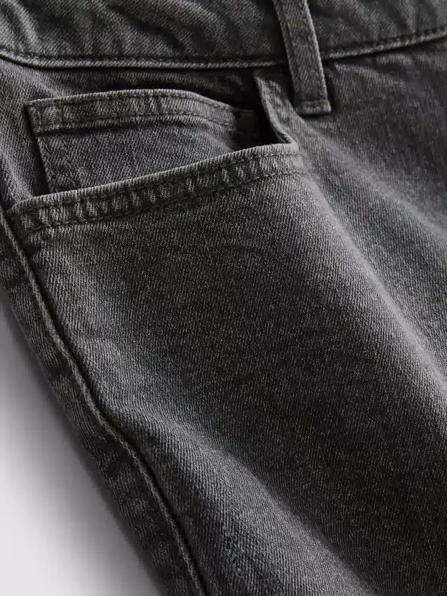 Keskikorkeat, kapeat denimshortsit
