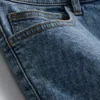 Keskikorkeat, kapeat denimshortsit