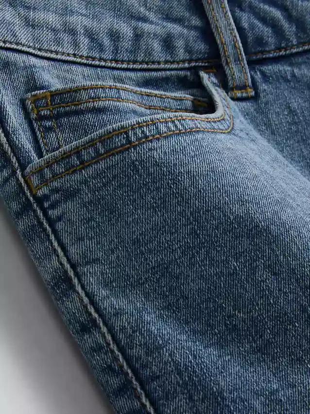 Keskikorkeat, kapeat denimshortsit