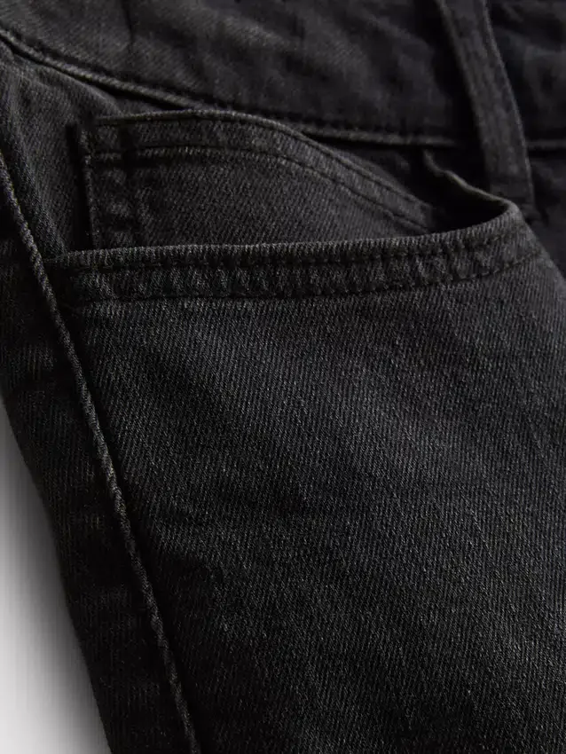Keskikorkeat, kapeat denimshortsit