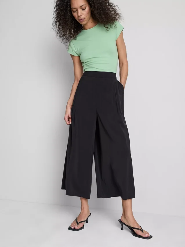 Keskikorkeat, leveälahkeiset culotte-housut