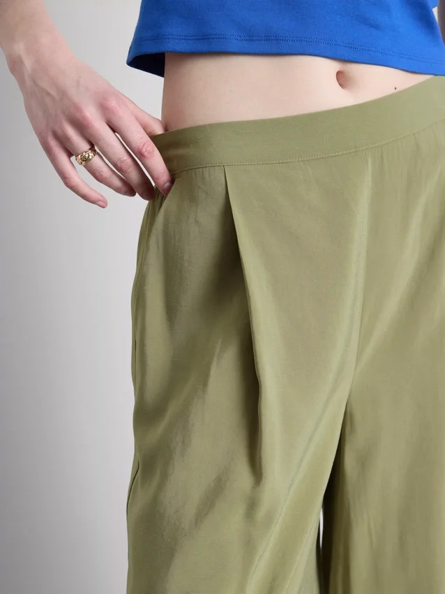 Keskikorkeat, leveälahkeiset culotte-housut