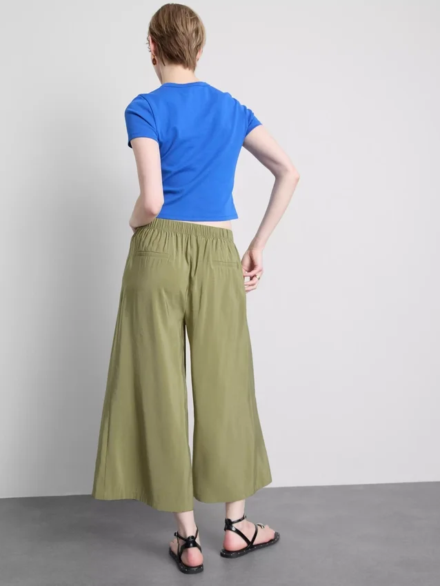 Keskikorkeat, leveälahkeiset culotte-housut