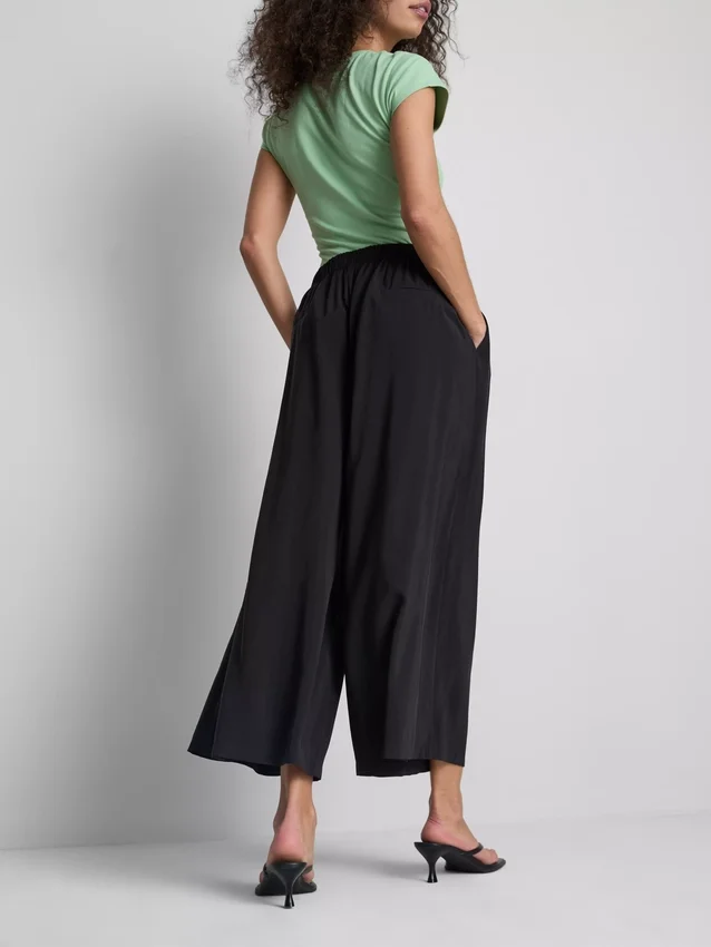 Keskikorkeat, leveälahkeiset culotte-housut