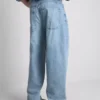 Keskikorkeat löysät farkut