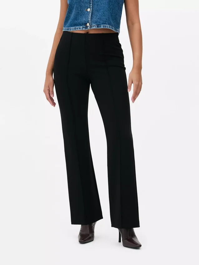 Keskikorkeat ponte-materiaaliset levenevät leggingsit
