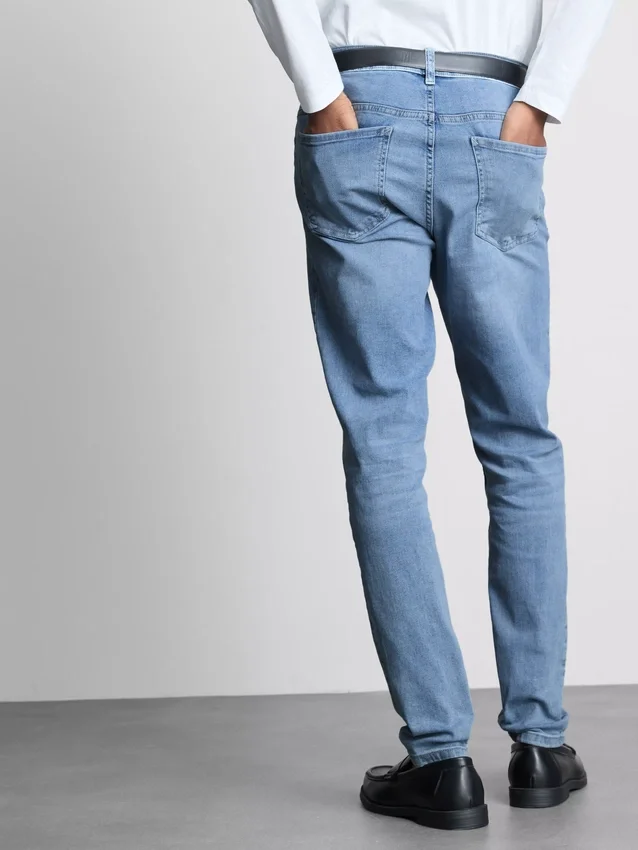 Keskikorkeat skinny-farkut