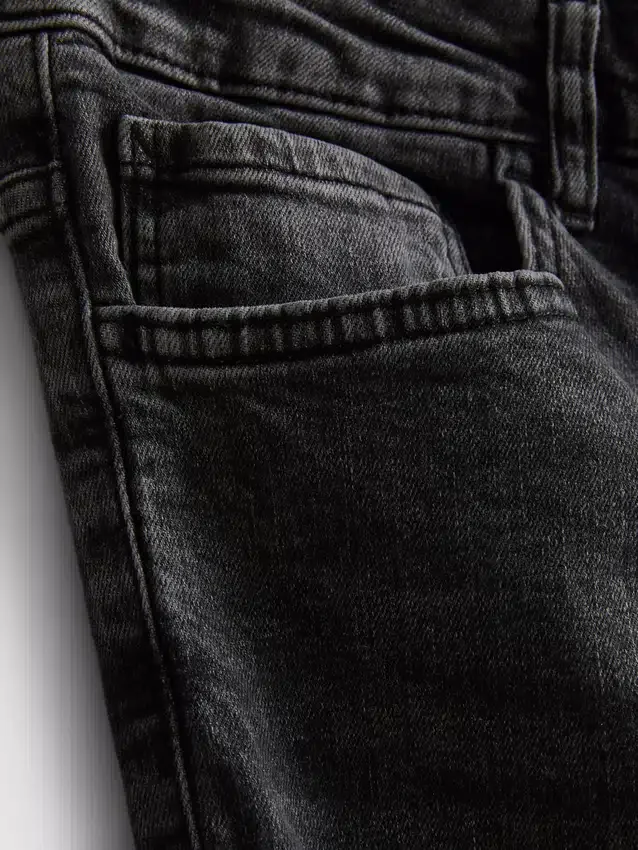 Keskikorkeat skinny-farkut