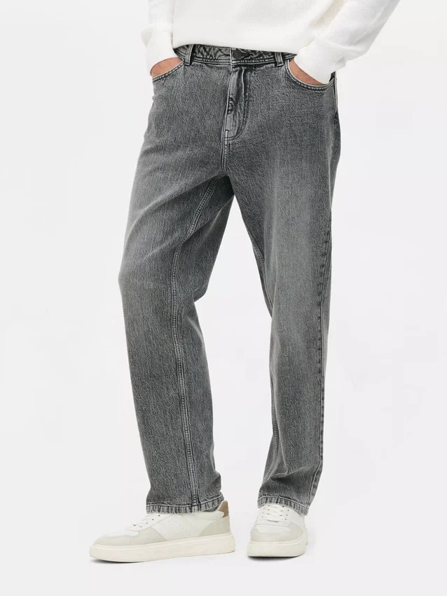Keskikorkeat suorat farkut