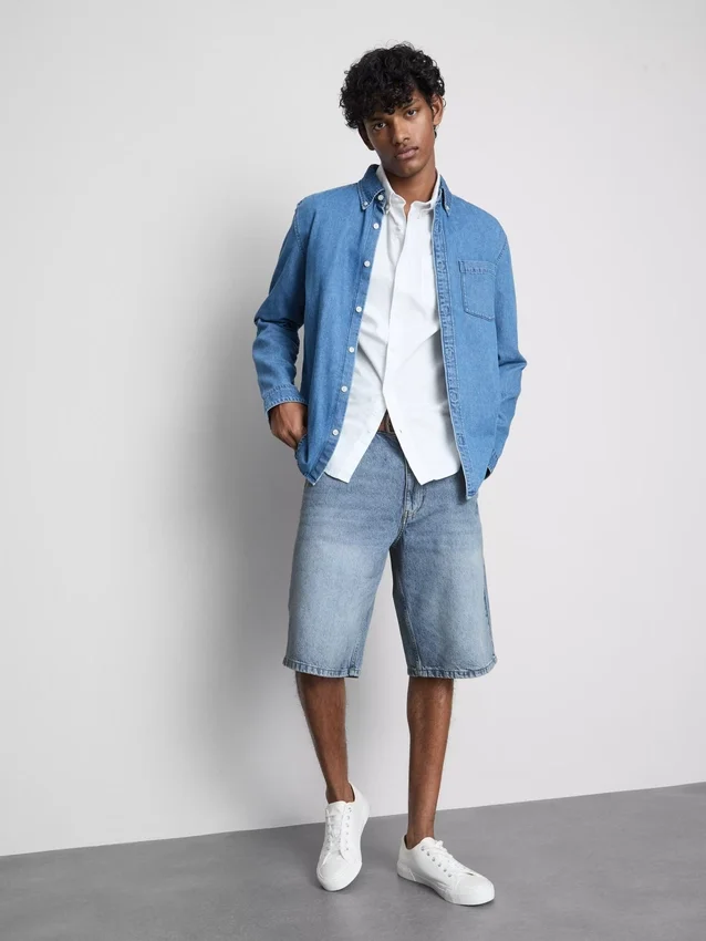 Keskikorkeat, väljät denimshortsit