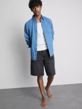 Keskikorkeat, väljät denimshortsit