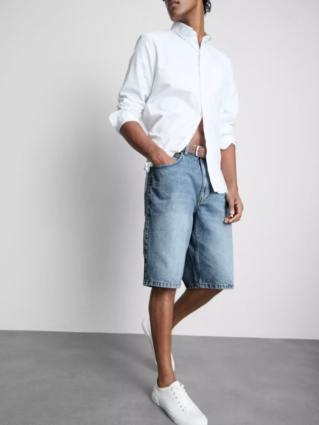 Keskikorkeat, väljät denimshortsit