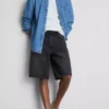 Keskikorkeat, väljät denimshortsit