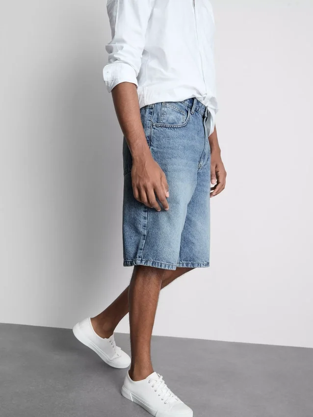 Keskikorkeat, väljät denimshortsit