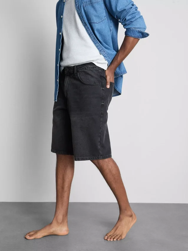 Keskikorkeat, väljät denimshortsit