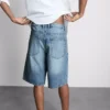 Keskikorkeat, väljät denimshortsit