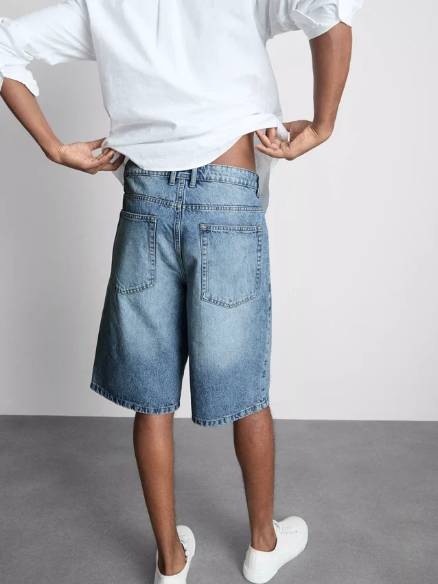 Keskikorkeat, väljät denimshortsit