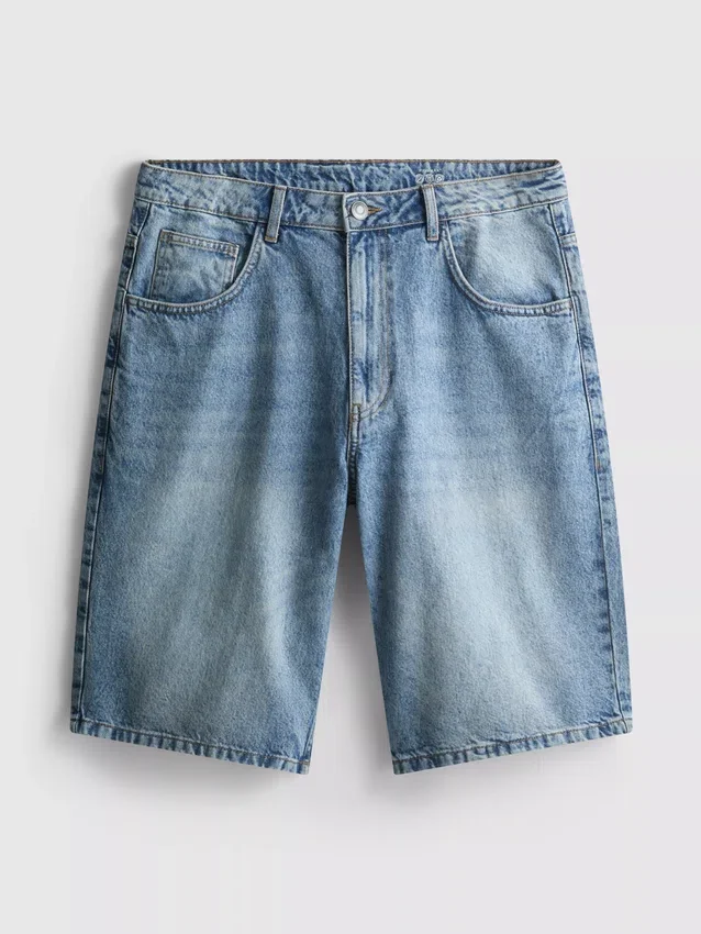 Keskikorkeat, väljät denimshortsit