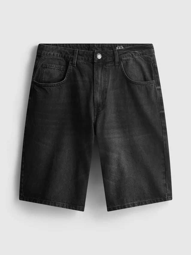 Keskikorkeat, väljät denimshortsit